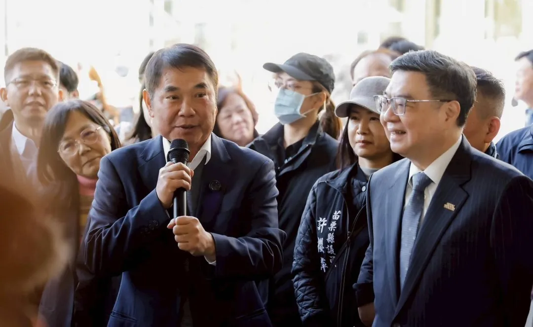 苗栗縣長鍾東錦全力推動地方醫療建設,向行政院長卓榮泰說明執行情形。(鍾東錦辦公室提供)