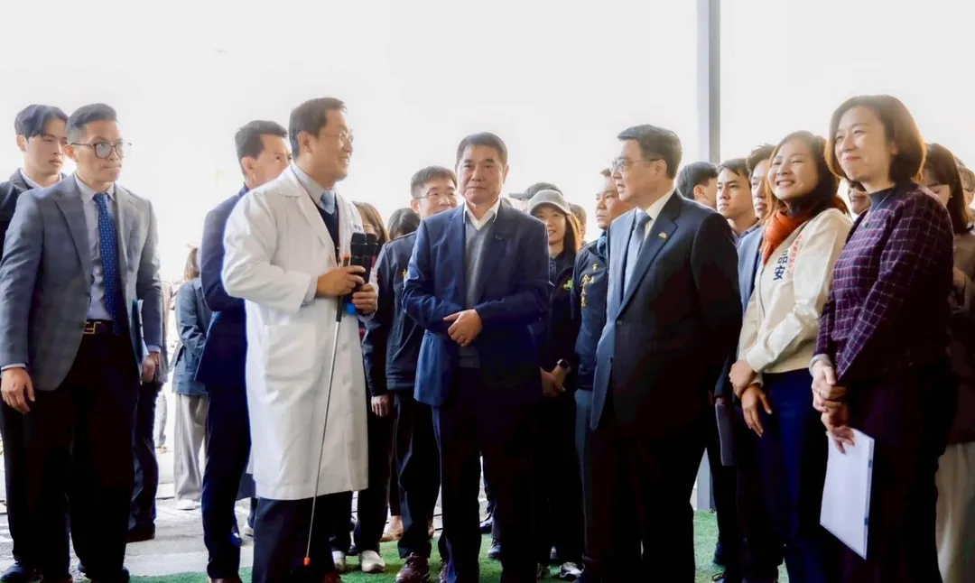 苗栗縣長鍾東錦陪同行政院長卓榮泰視察苗栗醫院擴建工程。(鍾東錦辦公室提供)