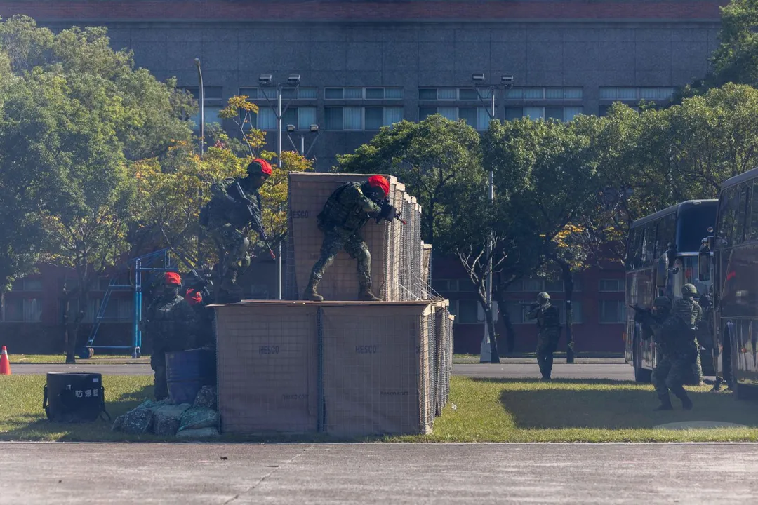 「衛戍憲鋒綜合操演」,可見到爬上HESCO防禦工事的假想敵。(圖/軍聞社)