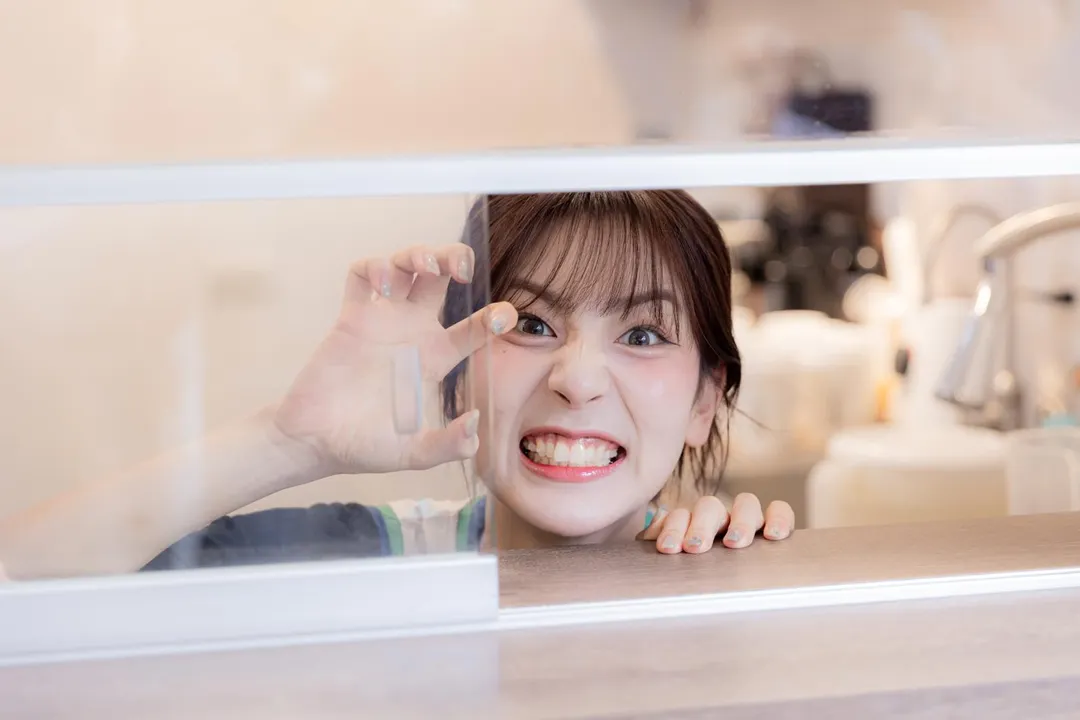 睦那京扮鬼臉。(圖/CHEER UP提供)
