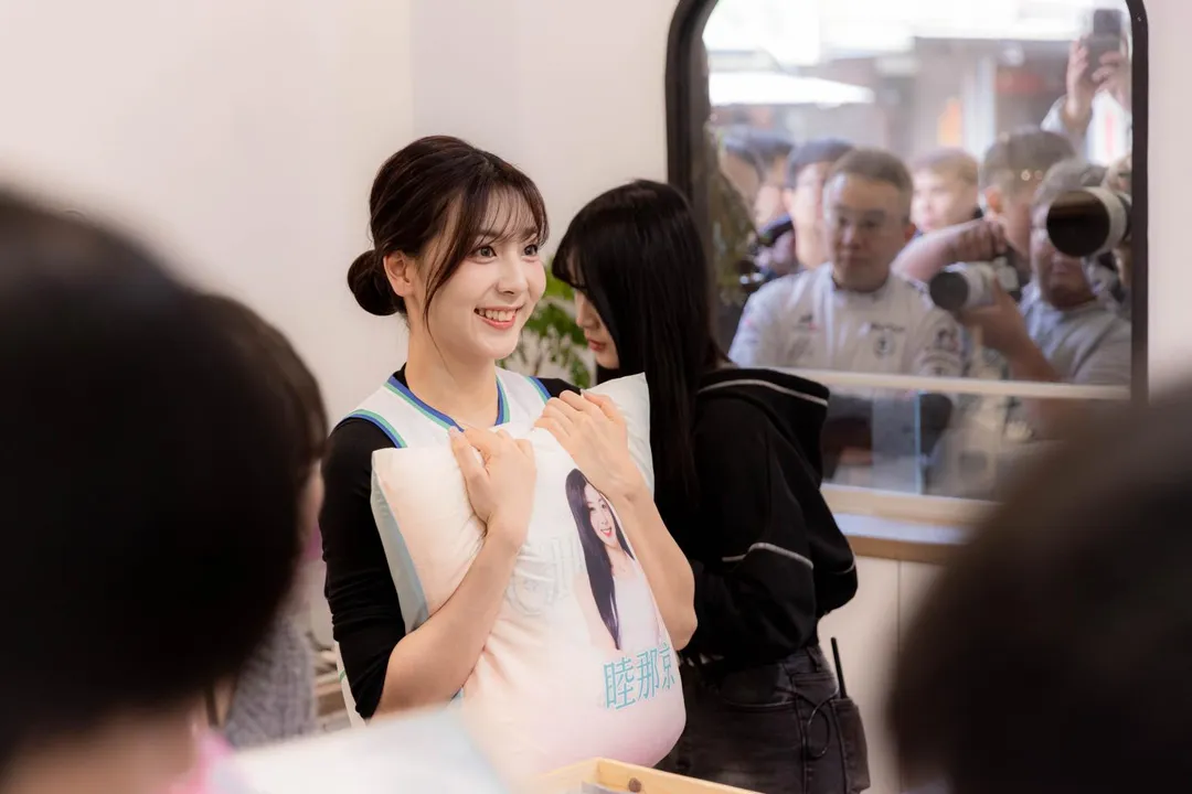 睦那京拿著抱枕讓粉絲們拍照。(圖/CHEER UP提供)
