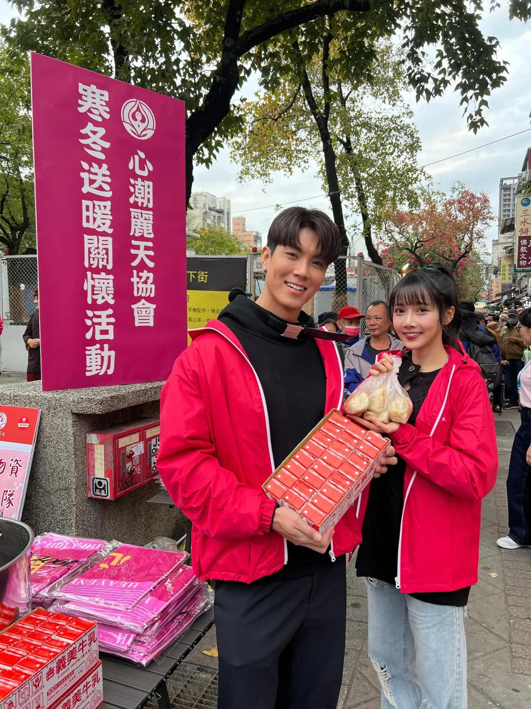 衣宸（右）期許自己在2026年持續累積表演厚度，穩定朝演員之路邁進。（圖／心潮麗天協會提供）