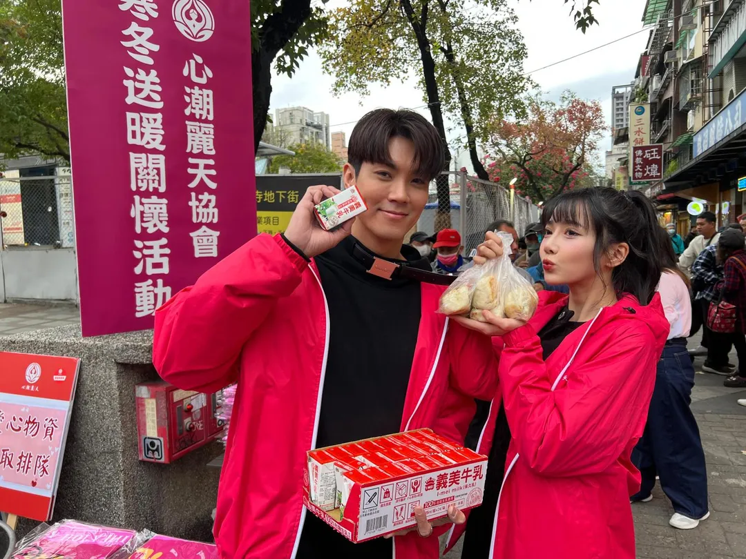 衣宸（右）與兆群（左）寒冬送暖做公益。（圖／心潮麗天協會提供）