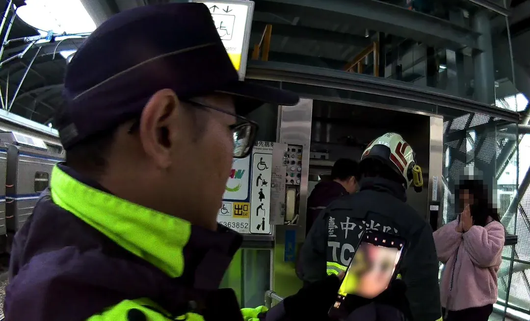 兩名員警獲報後立即趕往現場，並在第一時間與消防人員合作。（圖／警方提供）