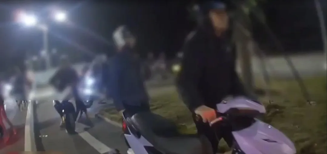 警方要求違規改裝的車主禁止騎車，部分車主只好狼狽牽車下山。（圖／警方提供）