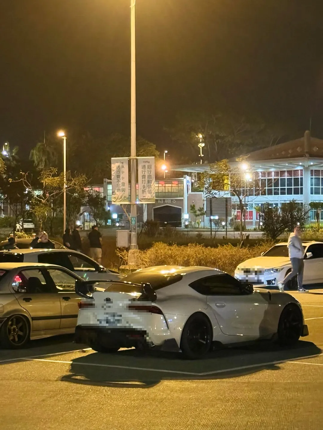 關廟服務區確實常見民眾來此車聚,一般車聚行為若不違反社會秩序、未涉及公共危險,警方並不會加以干涉。(圖/翻攝畫面,下同)