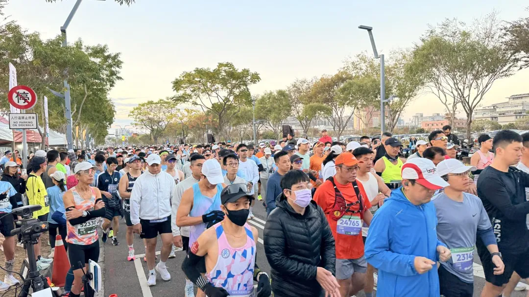 2026麗晨台中國際馬拉松逾萬名國內外跑者奔馳國際認證賽道,展現台中城市活力與運動能量。(圖/台中市政府提供)