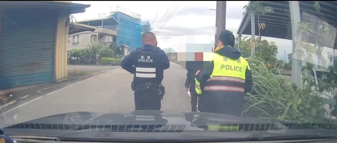 警方趕來攔阻逮人。（圖／警方提供）