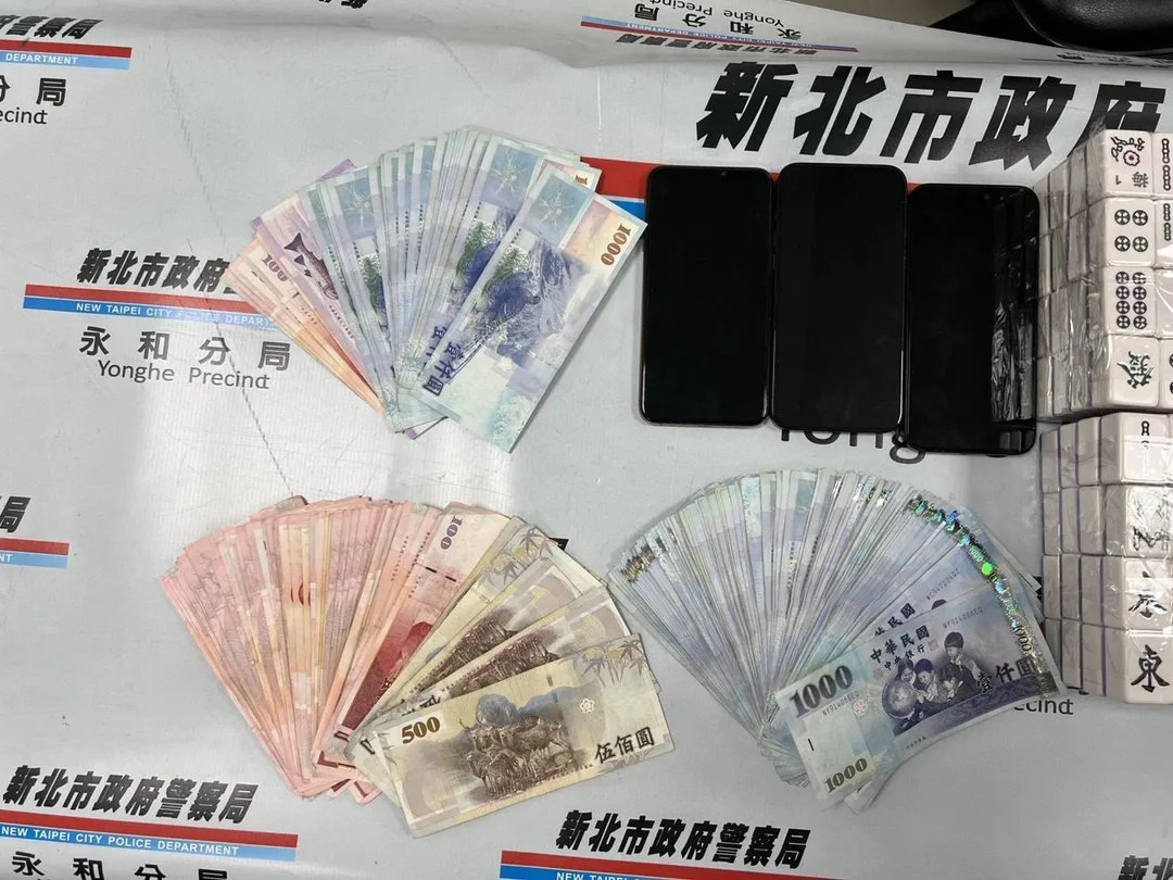 警方調查發現，2人以每月4萬元租賃民宅地下室，設置兩張電動麻將桌進行賭博活動，並向賭客收取抽頭金，底注為600元，每局至少收取1000元抽頭金，自摸一次則需額外支付200元。（圖／警方提供）