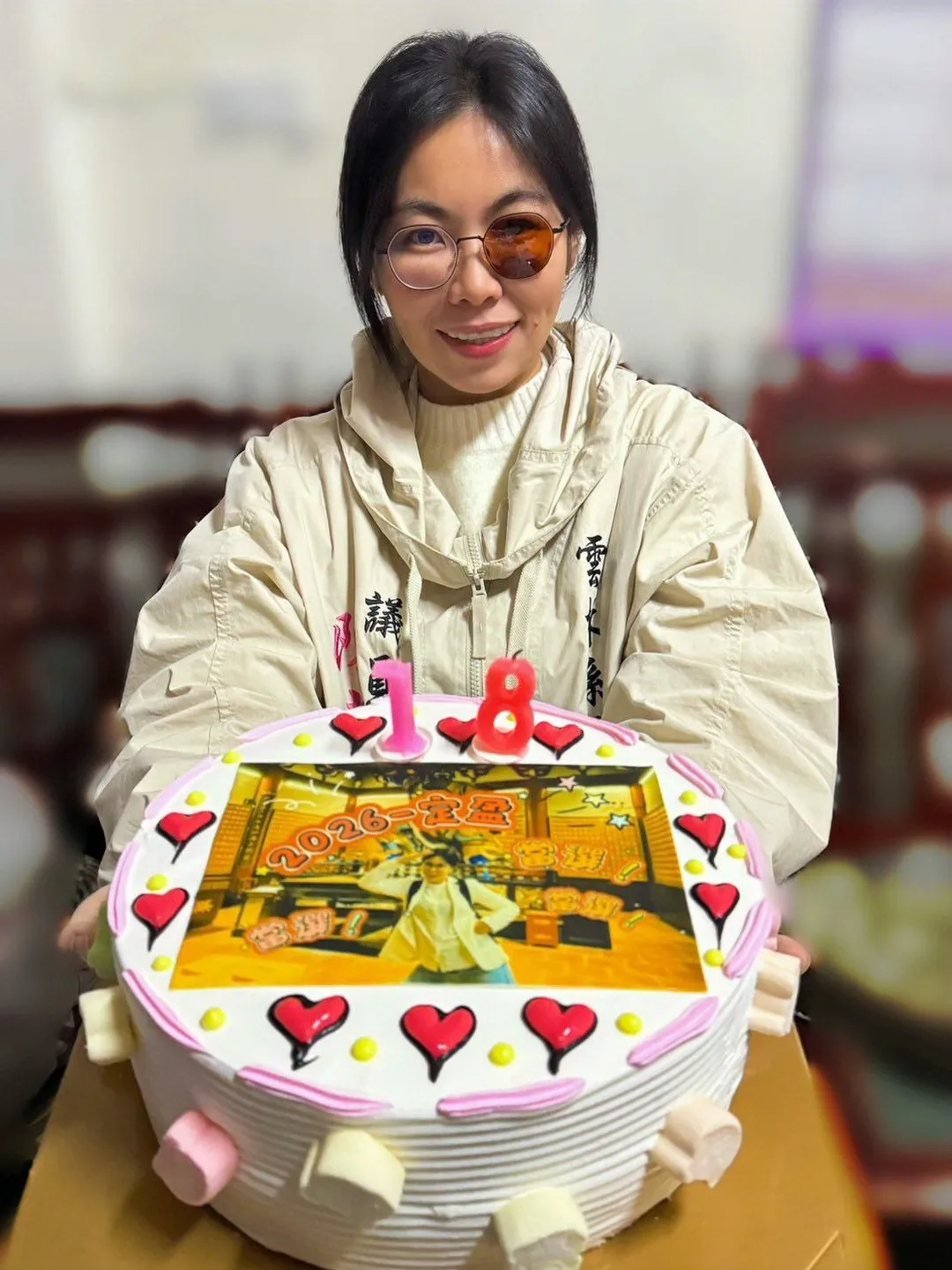陳芳盈向選民說明配戴單眼墨鏡的原因。（圖／陳芳盈臉書）