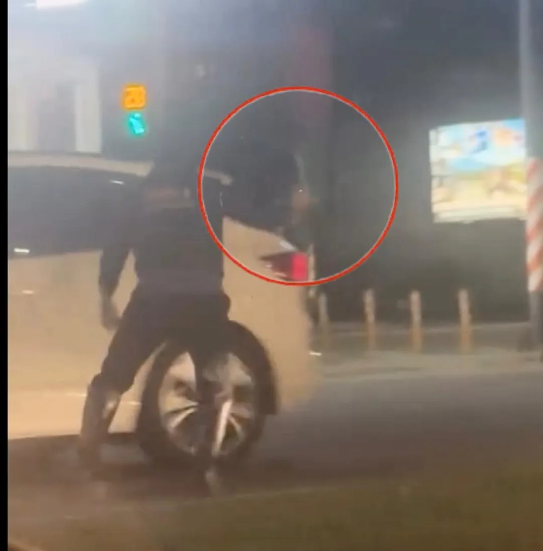 嫌犯翁男持刀在街頭 隨機追逐車輛追砍。(圖/翻攝Threads)