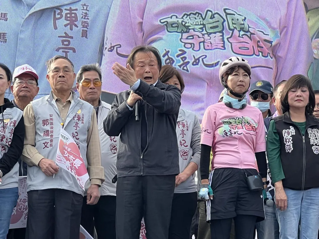 王世堅為陳亭妃站台。（陳亭妃辦公室提供）