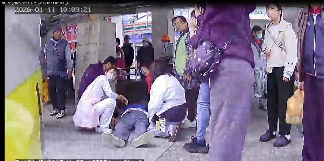 基隆公車循環站現場CPR施救,救回百歲老翁。(圖/基隆市消防局)