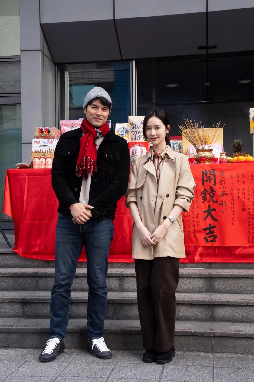 泰國華裔葉芷妤(右)因出演Netflix影集《瘋狂獨角獸》爆紅。(圖/發起日影視 提供)