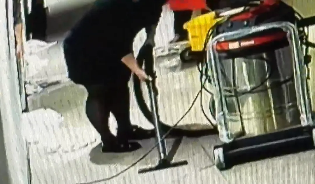 業者連忙清掃。（圖／翻攝畫面，下同）