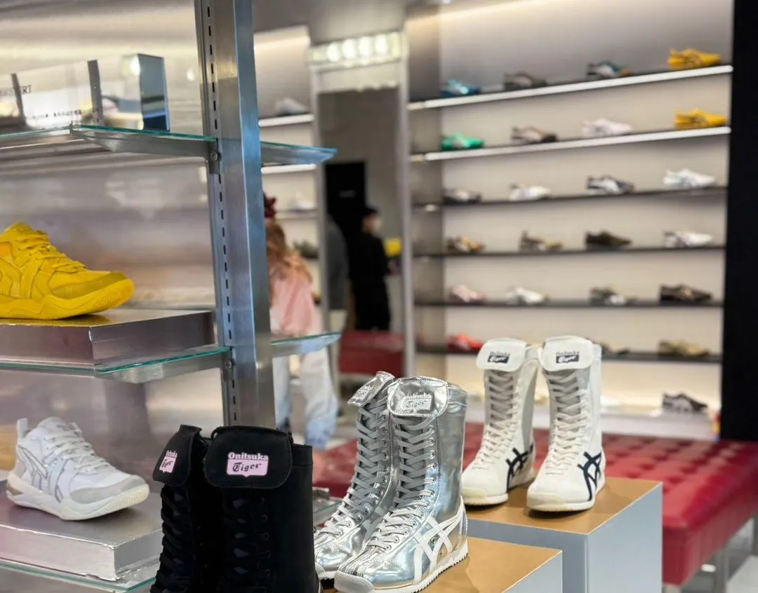 「Onitsuka Tiger鬼塚虎」在台北101的專櫃，爆出櫃姐歧視越籍女移工的風波，圖為該專櫃空景。（圖／翻攝「Onitsuka Tiger鬼塚虎」臉書）