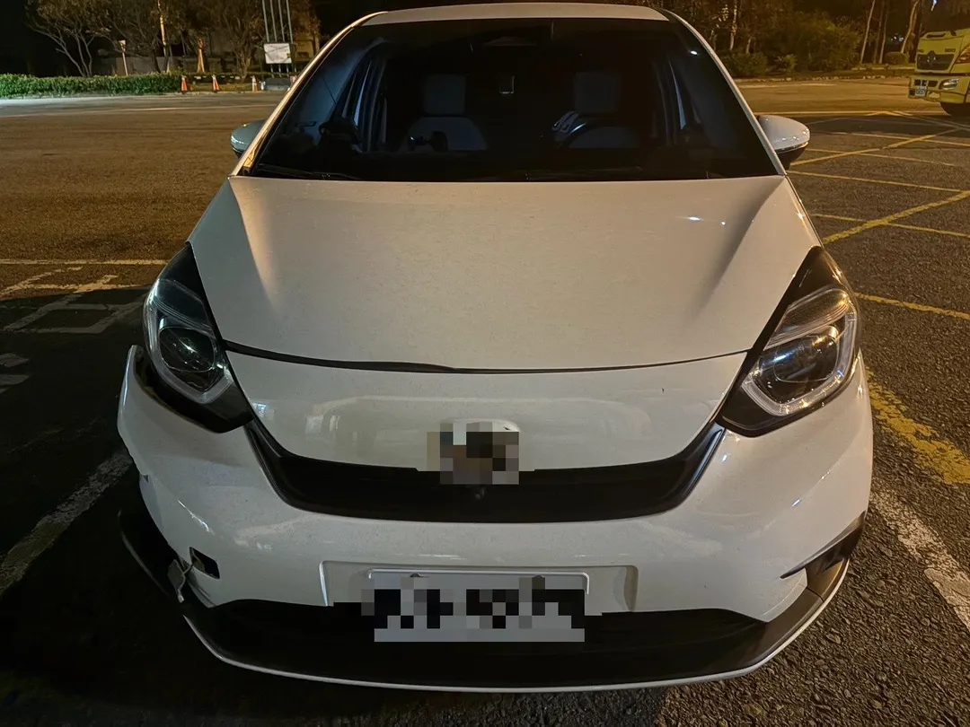 被撞車輛車頭嚴重凹陷毀損。（圖／警方提供）