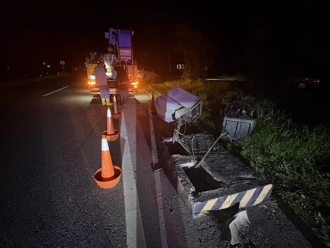 台電人員趕來車禍現場搶修變壓器。（圖／警方提供）