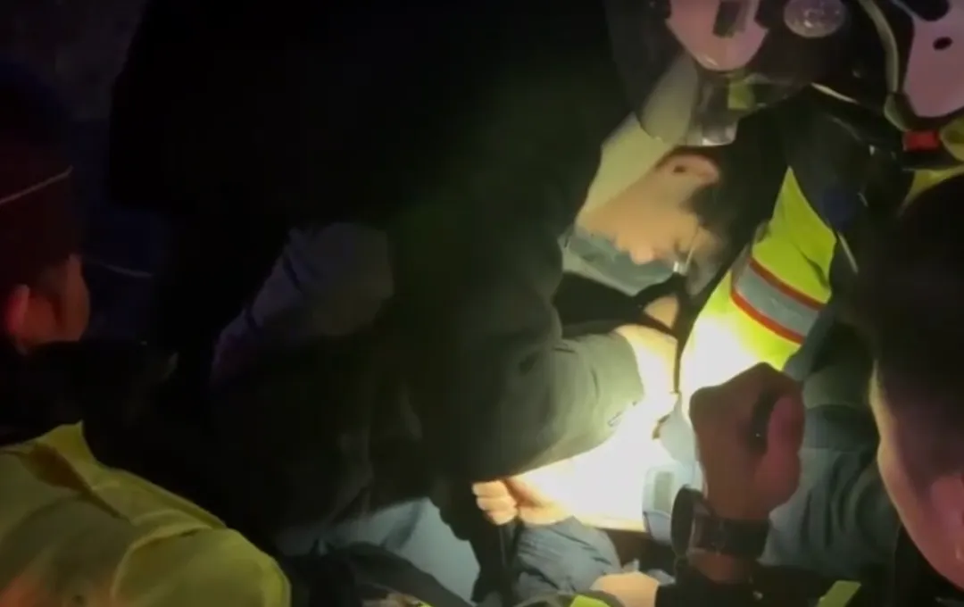 由於翁男體格壯碩且力氣驚人，10多名員警合力壓制仍造成5名警員受傷，包括擦挫傷、咬傷及手指骨裂等傷勢。（圖／警方提供）