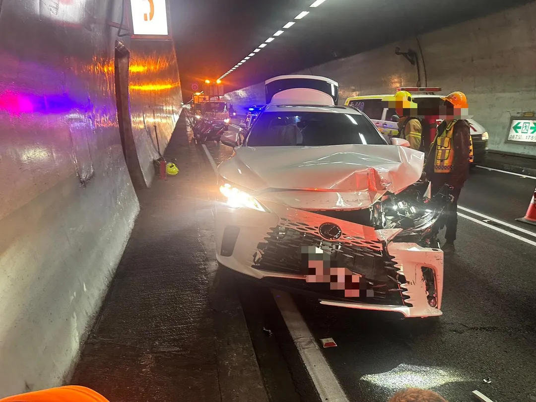 國道5號雪山隧道於今（12）日下午2點22分發生一起驚險車禍，導致北上車流一度回堵達4公里。（圖／警方提供，下同）