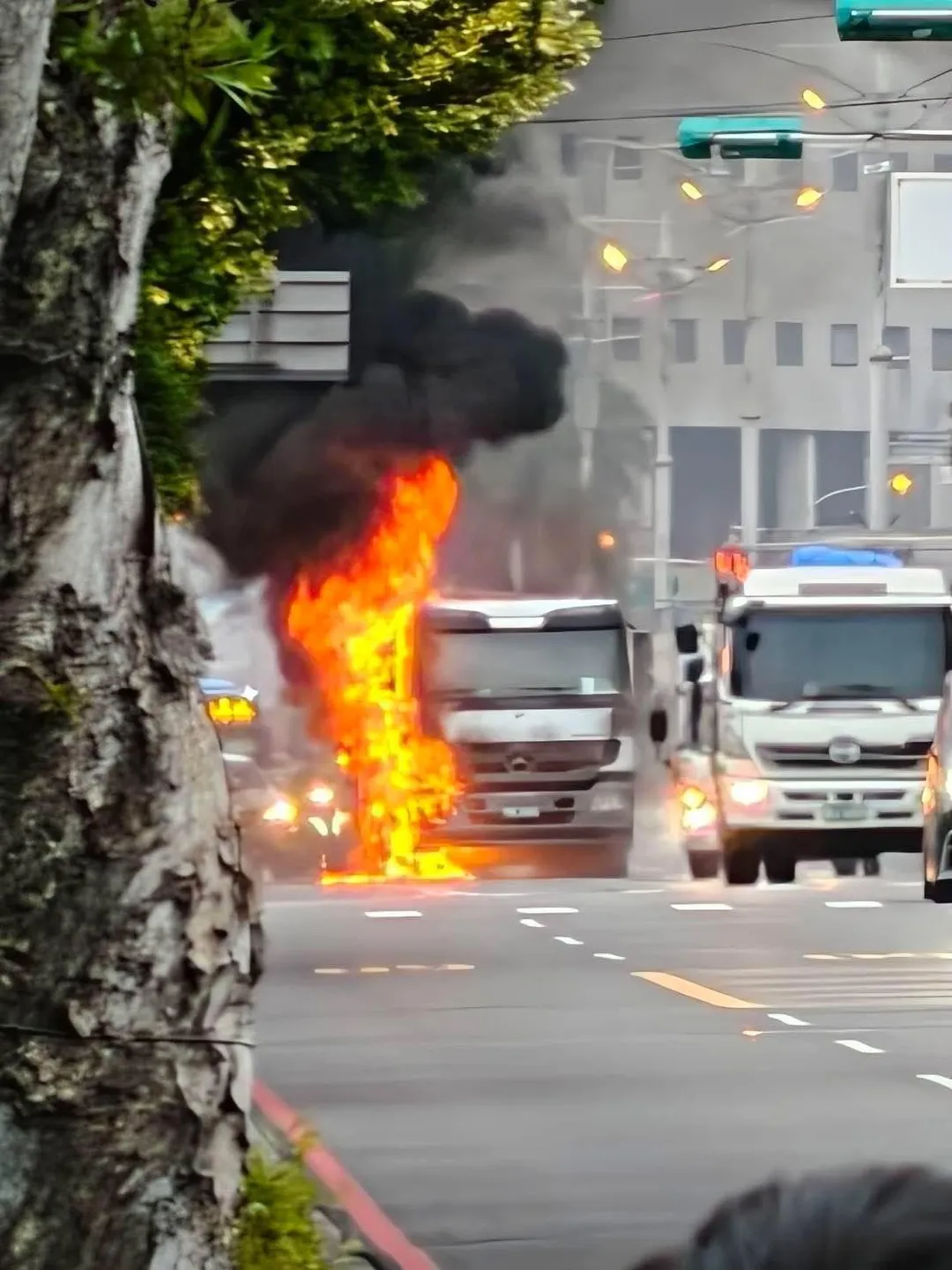 桃園市中壢區中園路467號前於今(12)日16時25分發生聯結車「火燒車」事故。(圖/翻攝畫面,下同)