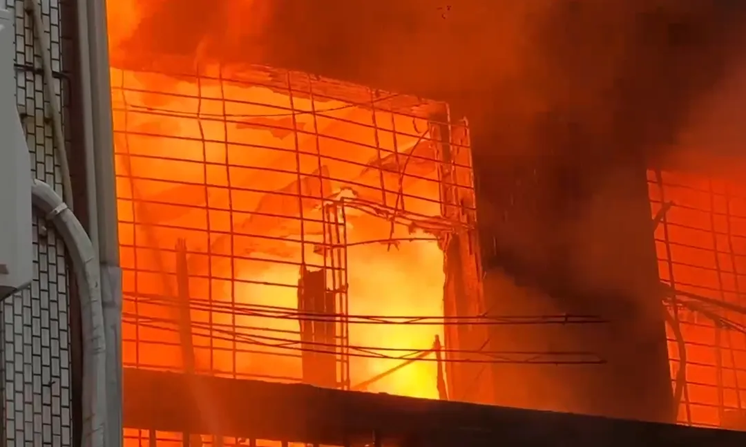 消防局表示，目前火勢得到控制，無延燒至其他建築之虞，但住戶傷亡情況仍不明。（圖／台南市消防局提供）