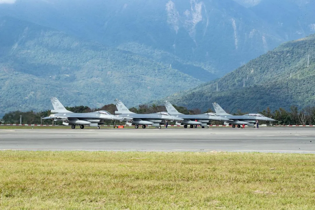 第五聯隊F-16型機於跑道待命,準備復飛。(空軍司令部提供)
