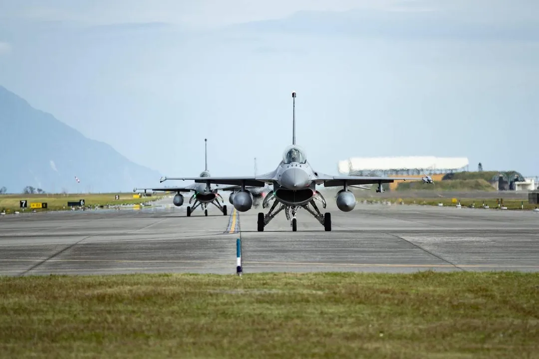 第五聯隊F-16型機於跑道滑行。(空軍司令部提供)