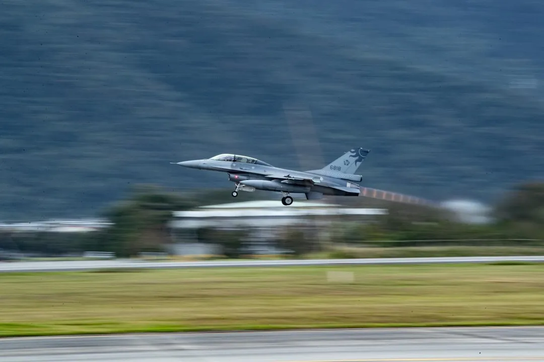 第五聯隊F-16型機起飛情形,正式復飛。(空軍司令部提供)