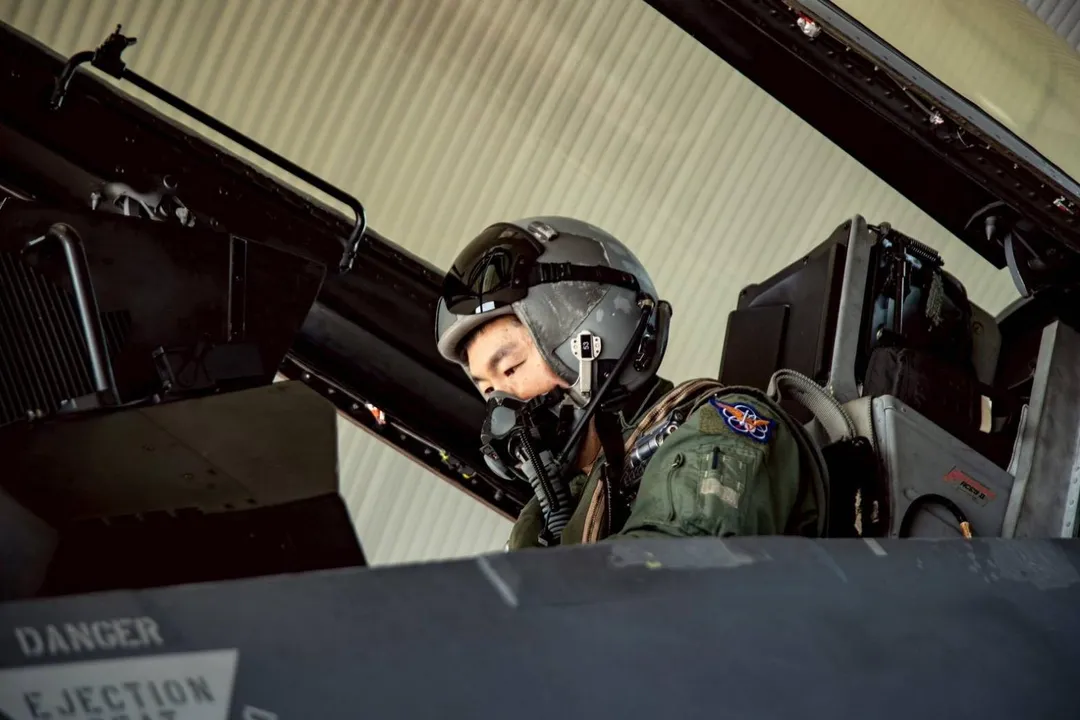 第五聯隊聯隊長胡少將完成飛行前準備。(空軍司令部提供)