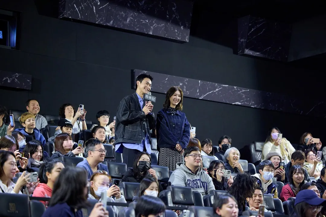 劉冠廷（左）與余香凝（右）悄悄隱身在見面會中同場看片。（圖／華映娛樂 提供）