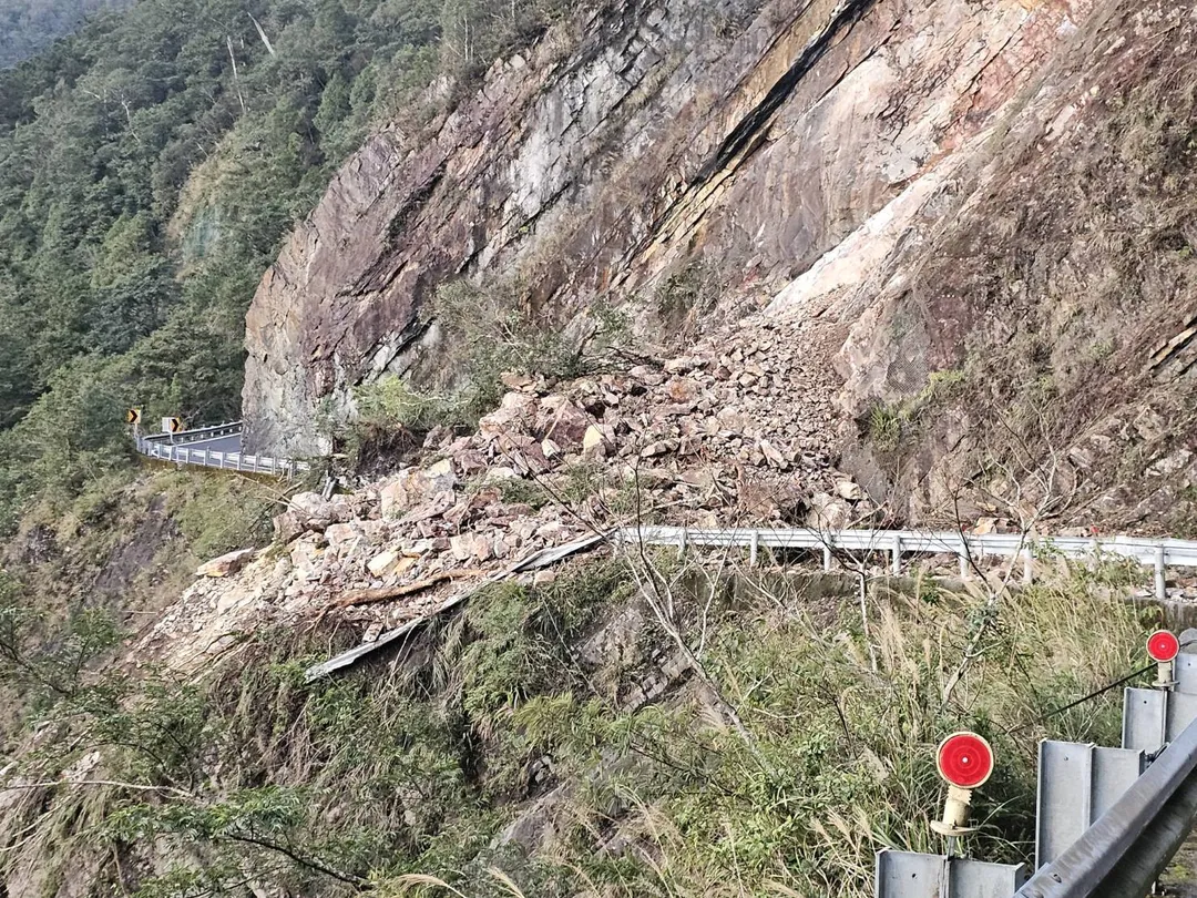 北橫公路台7線68.7K今天發生坍方。(圖/公路局提供)