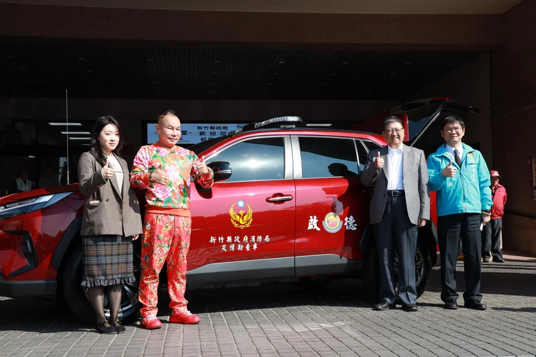 胡漢龑添購車輛贈予消防局第二大隊。(圖/新竹縣政府消防局提供)