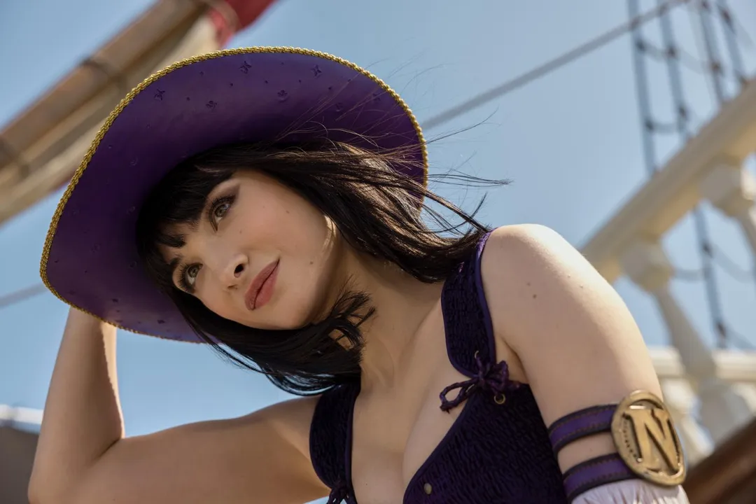蕾拉阿波娃飾演「Miss ALL星期天」妮可羅賓。（圖/Netflix提供）