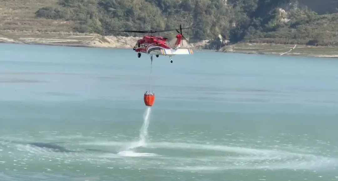 空勤總隊直升機在湖山水庫取水。（圖／翻攝畫面）
