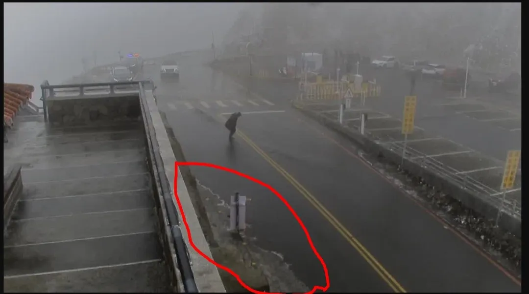 台14甲線合歡山高海拔路段13日可能出現道路結冰或積雪,傍晚5時起實施預警性封路。(圖/公路局中區養護工程分局提供)