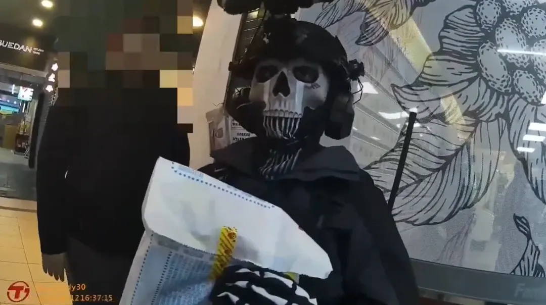 花蓮鬧區骷髏戰術裝現身引恐慌，女Coser遭警依社維法裁罰。（圖／警方提供，下同）