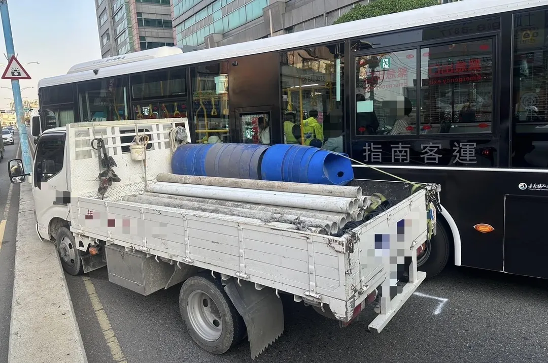公車突然左切撞上貨車。（圖／翻攝畫面）