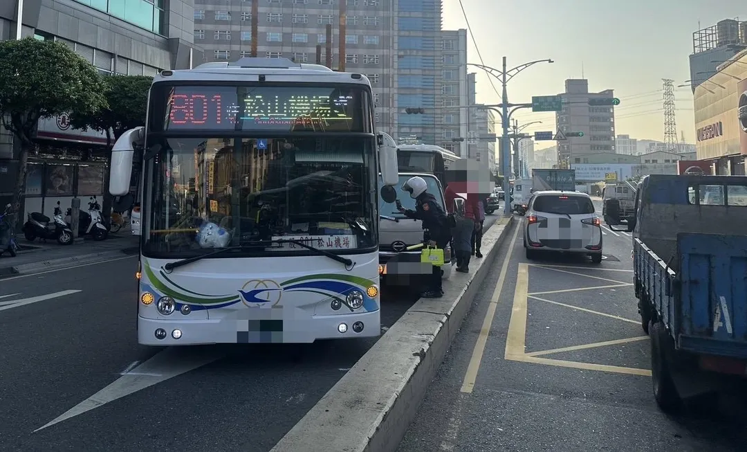 新莊今下午發生一起公車車禍。（圖／翻攝畫面）