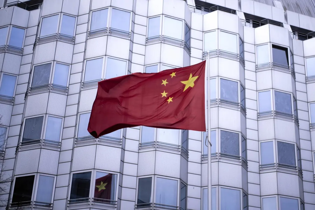 圖為大陸五星旗懸掛在德國柏林的大陸大使館前。（資料照／美聯社）