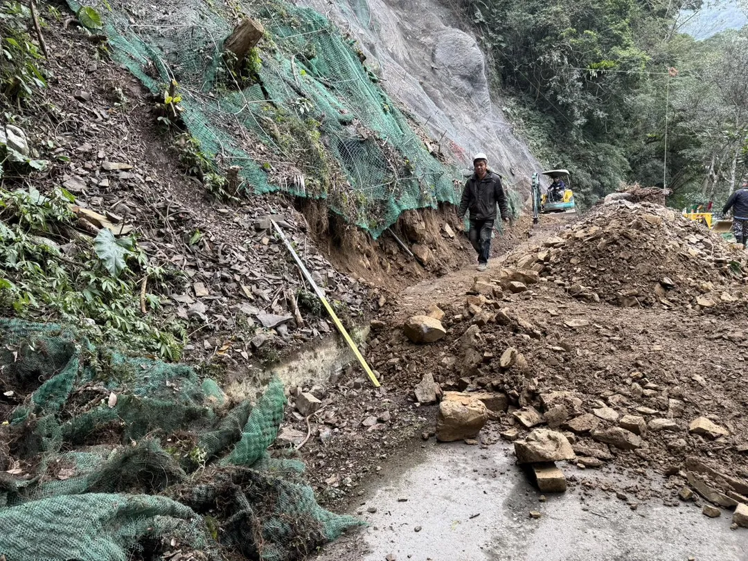 滿月圓國家森林遊樂區健行步道邊坡受雨勢影響仍有零星落石。(圖/新竹分署提供)