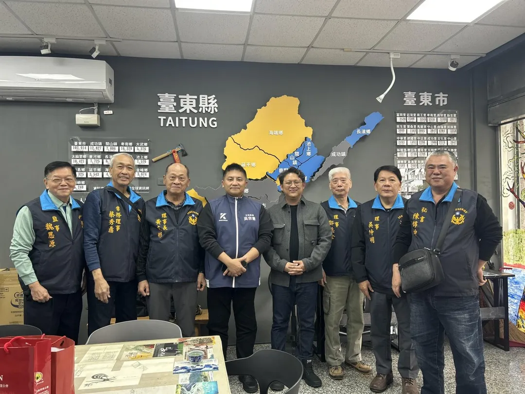 吳宗憲與台東縣退警協會合影。(圖/截自吳宗憲臉書)