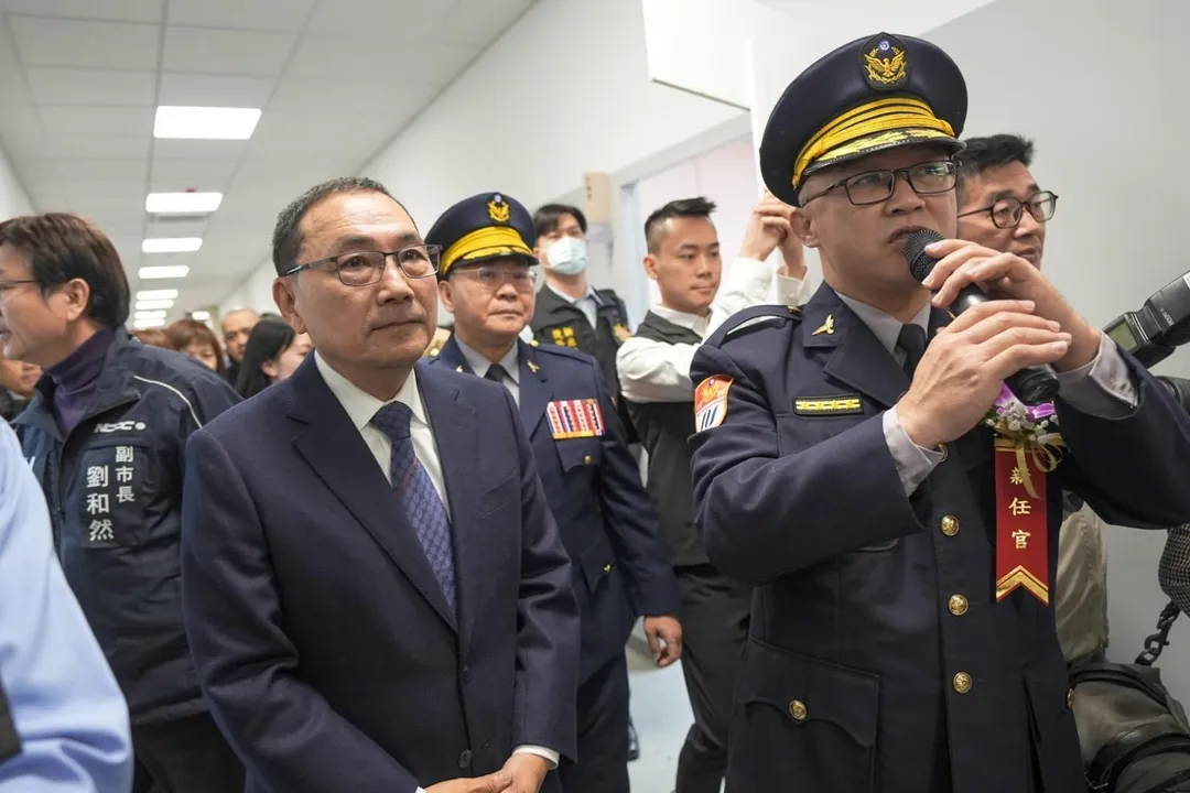 新北市捷運警察隊首任隊長今布達上任市長侯友宜到場。（圖／翻攝畫面）