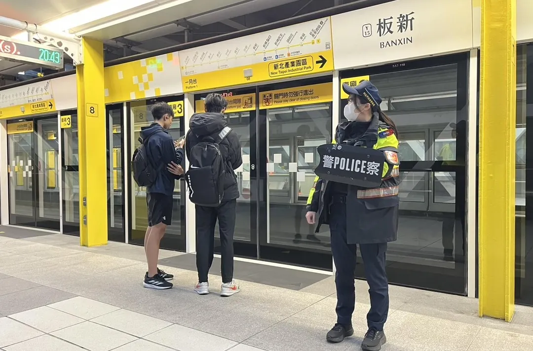 新北市成立捷運警察隊員警執勤。（圖／翻攝畫面）