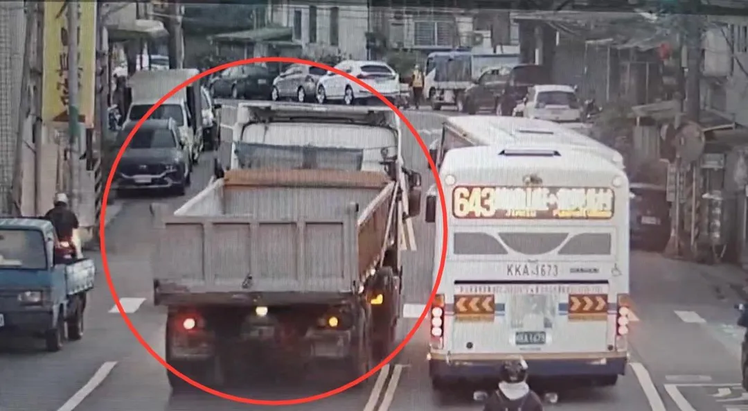 砂石車跨雙黃線逆向超車釀禍。（圖／翻攝畫面）