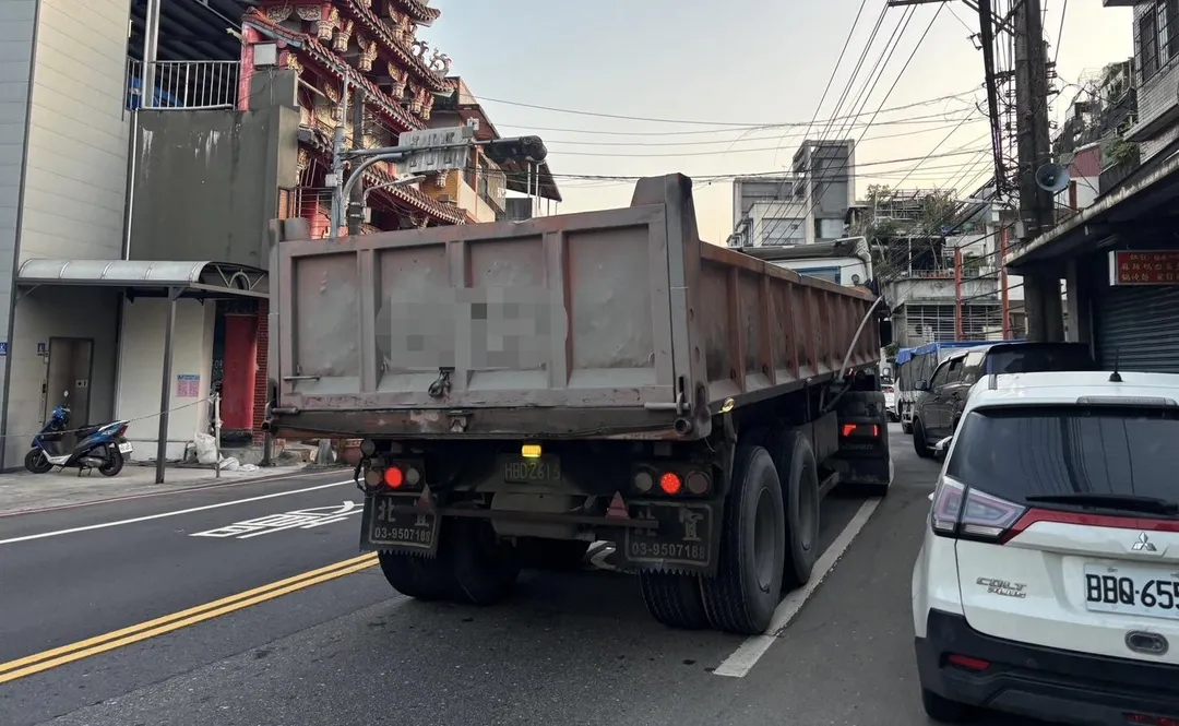 肇事砂石車。（圖／翻攝畫面）