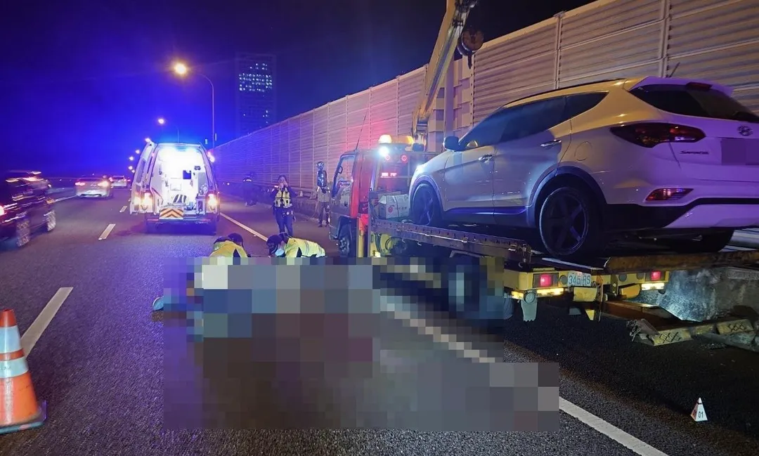 男子遭後車撞擊輾過救護人員現場搶救。（圖／翻攝畫面）
