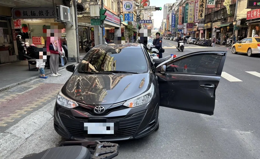 肇事自小客車車門被撞到變形。(圖/翻攝畫面)