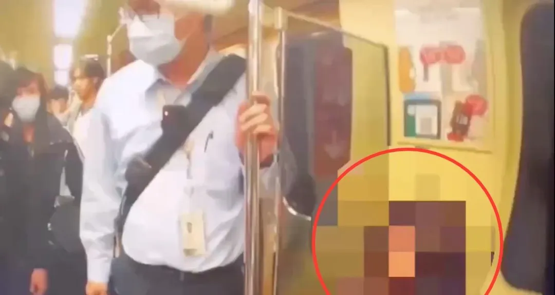 女子在車廂內突然大聲咆哮。（圖／翻攝畫面）