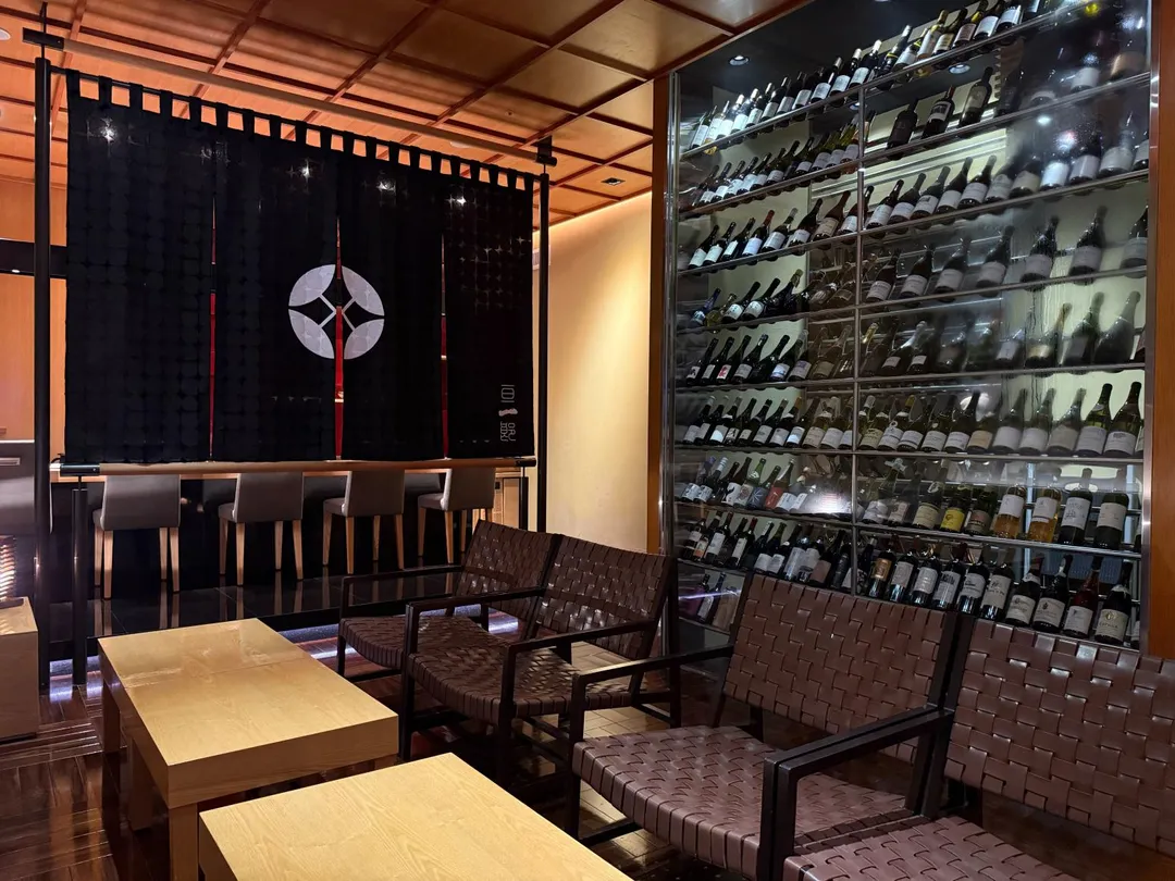以酒窖為展示牆。(圖/黃宏輝提供)